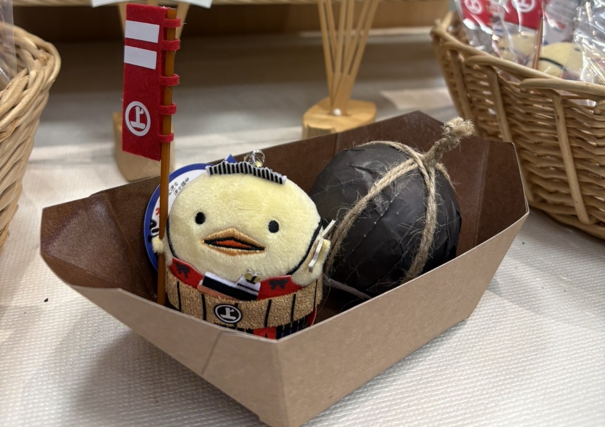 JiBaカフェ能島》バリィさん×村上海賊限定ストラップ登場!! | 株式会社